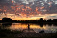 Schitterende zonsondergang bij meer in Vuren