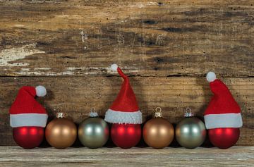 Kerstmis houten achtergrond decoratie met kerstballen versierd met rode kerstmutsen van Alex Winter