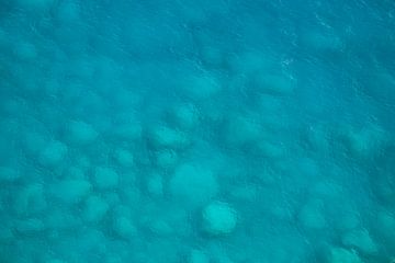 Turquoise Sereniteit: De Magie van Stenen onder water van Marika Huisman fotografie