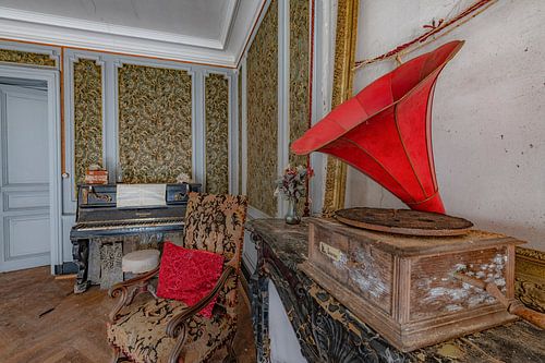 Grammofoonspeler in verlaten kamer