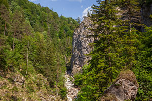 Kaiserbach mit Felsen