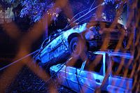 Twee autowrakken op elkaar gestapeld