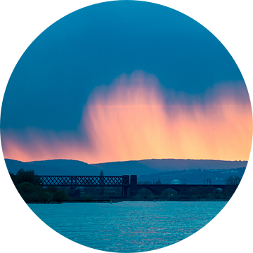 Dramatisch weer boven rivier de Rijn van JWB Fotografie