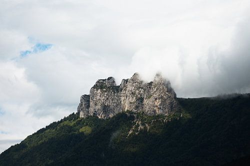 Montagne dans les nuages