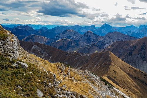 Indrukwekkende bergfoto van de Kotzen in Hinterriß - een krachtig alpenlandschap gekenmerkt door rotsen, bos en een heldere Karwendelsfeer. Perfect voor iedereen die van authentieke bergnatuur houdt.