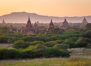 Zonsondergang bij de tempels van Bagan, Myanmar van Teun Janssen