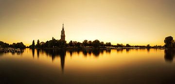 Potsdam-skyline op de Havel bij zonsondergang