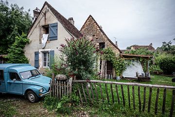 typisch frans huisje met oude blauwe renault