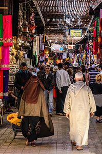 Mensen in de souk van de medina van Marrakech in Marokko van Dieter Walther