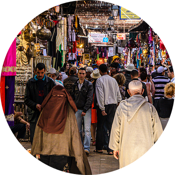 Mensen in de souk van de medina van Marrakech in Marokko