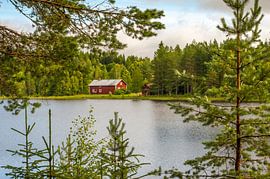 Zweeds huisje aan het meer