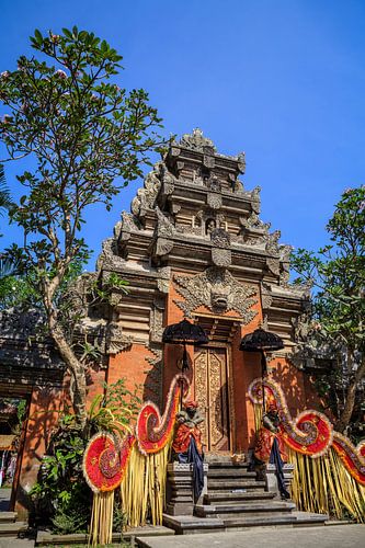 Het koninklijk paleis, bijzonder mooi gedecoreerd voor een speciale ceremonie. Puri Saren Agung Ubud