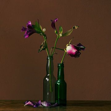 Verwelkende bloemen van Charley Aimée