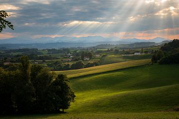 Laatste mooie licht met uitzicht op de Pyreneeën van Hans Vellekoop