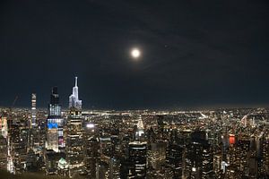 New Yorker Nacht mit Vollmond und Wolkenkratzern