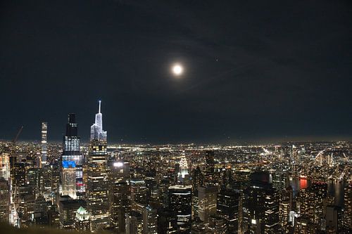 New Yorkse Nacht met Volle Maan en Wolkenkrabbers