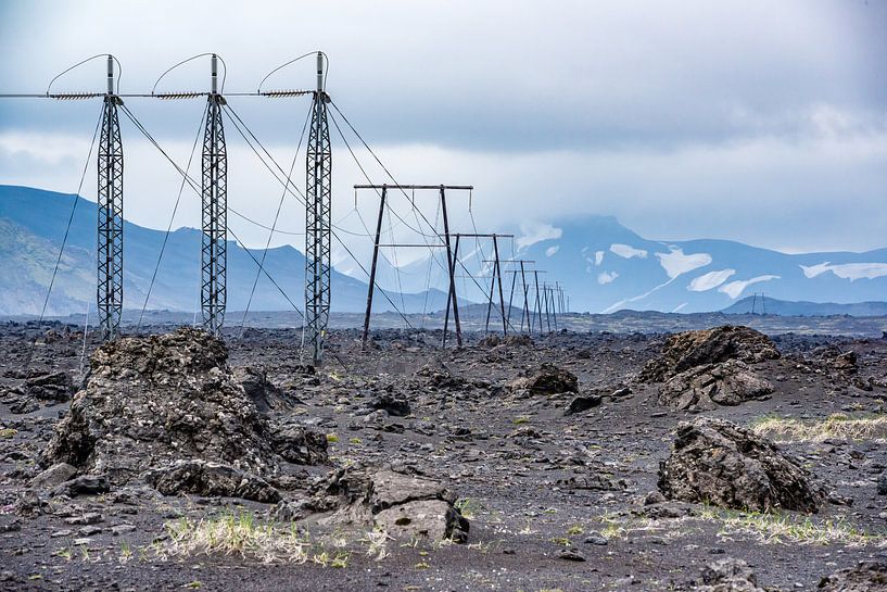 Onherbergzaam binnenland IJsland - Hoogspanningskabels by Henk Verheyen