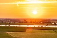 Zonsondergang met schip op de Lek