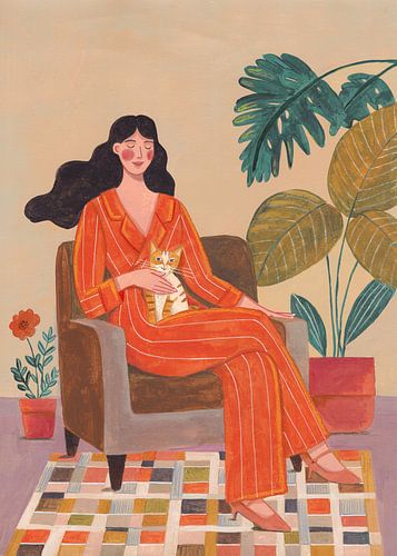 Frau mit Katze im Wohnzimmer mit warmen Erdtönen