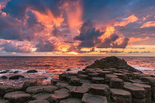 Zonsondergang bij de Giant's Causeway, Noord Ierland