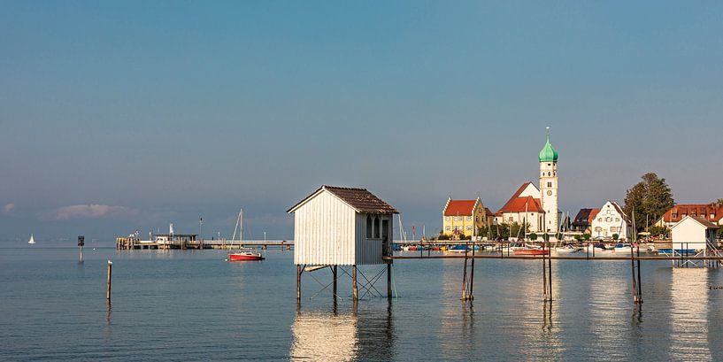 Wasserburg au bord du lac de Constance dans la lumière du matin par Werner Dieterich