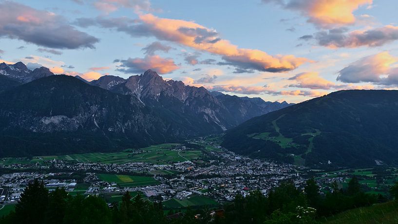 Vue panoramique de Lienz, Autriche, au crépuscule par Timon Schneider