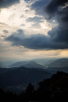 Uitzicht bergen met wolken Trente Trento van Esther esbes - kleurrijke reisfotografie