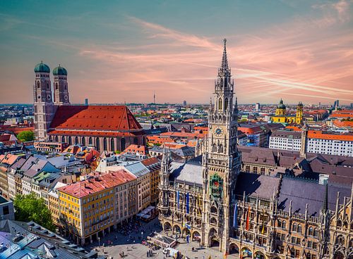 Panorama skyline van de stad München met stadhuis en Frauenkirche in Beieren
