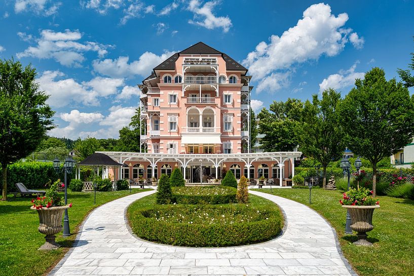 Vue d'une villa au bord du lac Woerthersee par Andreas Völkel