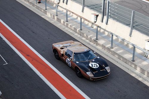 Ford GT40 in pit lane (front)