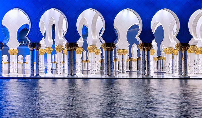 Blue and white arches at Sheikh Zayed Mosque - Abu Dhabi by Rene Siebring