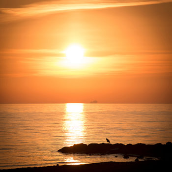 Zonsopgang aan zee op de Baltische Zee
