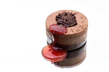 Chocolade dessert met aardbeiensaus en de reflectie van Wim Stolwerk