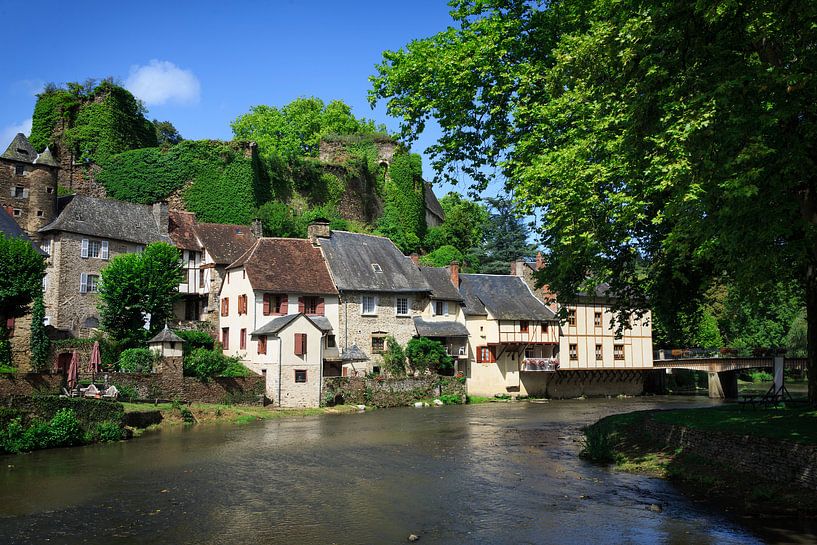 Dorf Ségur-le-Château in Frankreich am Wasser von iPics Photography