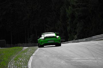 Een groene Porsche 911 GT 3 RS van Mantey Racing op de Nordschleife van David Esser