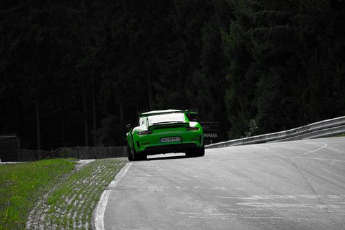 Een groene Porsche 911 GT 3 RS van Mantey Racing op de Nordschleife