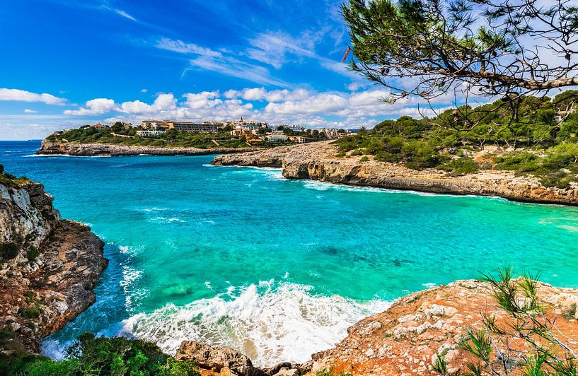 Strand aan de baai van Cala Anguila, Mallorca Spanje, Balearen van Alex Winter