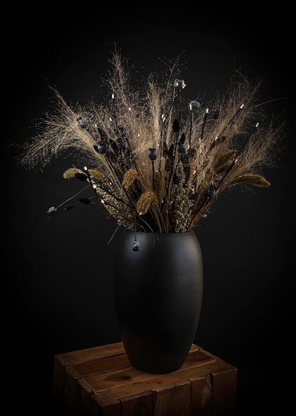 Stilleben mit Trockenblumen in einer Vase: &quot;Natürlicher Strauß von Lichtern&quot; von Marjolein van Middelkoop