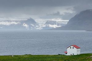 Island, ein Haus an einem Fjord.