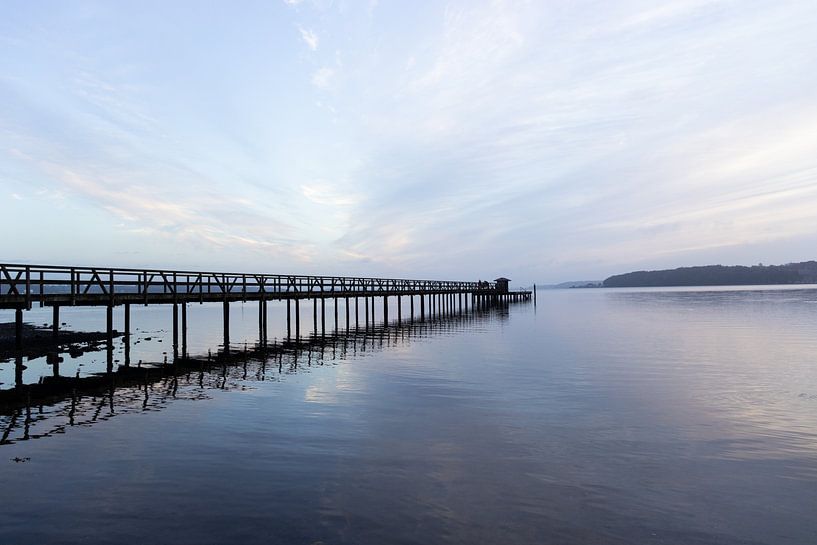Lever de soleil à la plage surplombant le fjord de Flensborg | Photographie de voyage | Nuages par Kelsey van den Bosch