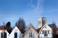 Catharijnekerk en huizen in historisch Brielle