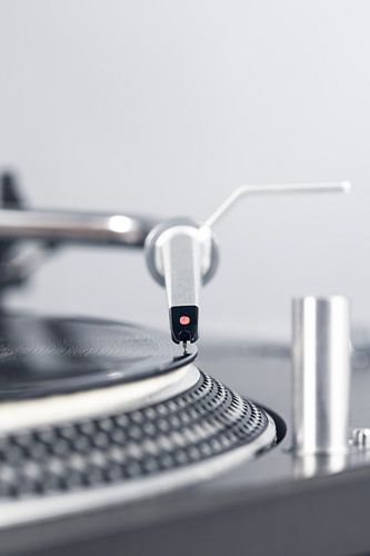 Foto van een vintage platenspeler in close-up
