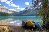 Kano's aan de oever van Emerald Lake, Canada
