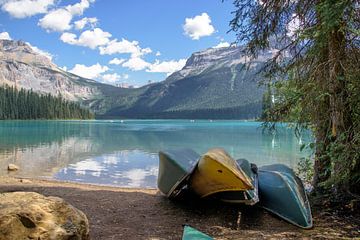 Kano's aan de oever van Emerald Lake, Canada van Arjen Tjallema