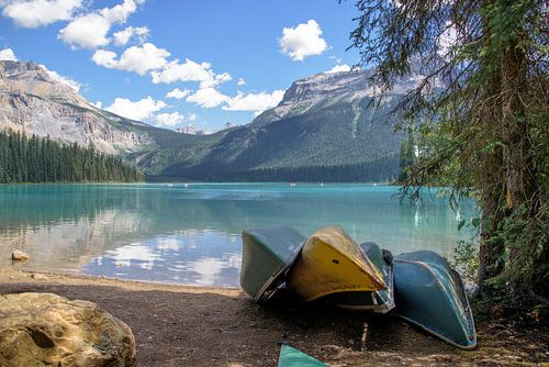 Kano's aan de oever van Emerald Lake, Canada