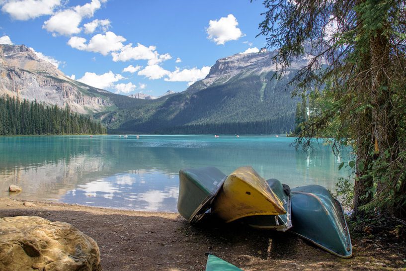 Kano's aan de oever van Emerald Lake, Canada von Arjen Tjallema