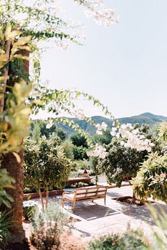 Stoel op het terras | Marokkaanse reis fotografie van Yaira Bernabela