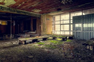 Salle d'attente abandonnée dans un hôpital. sur Roman Robroek - Photos de bâtiments abandonnés