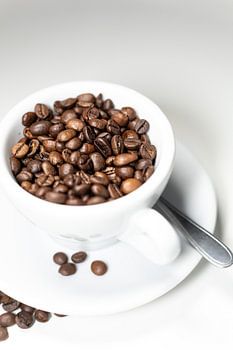 Pause café, grains de café torréfiés dans une tasse