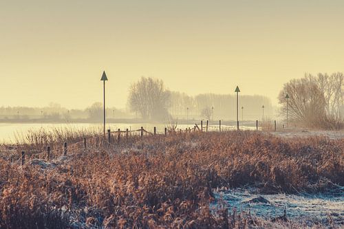 Sonnenaufgang über dem Fluss "De IJssel" am frühen Morgen